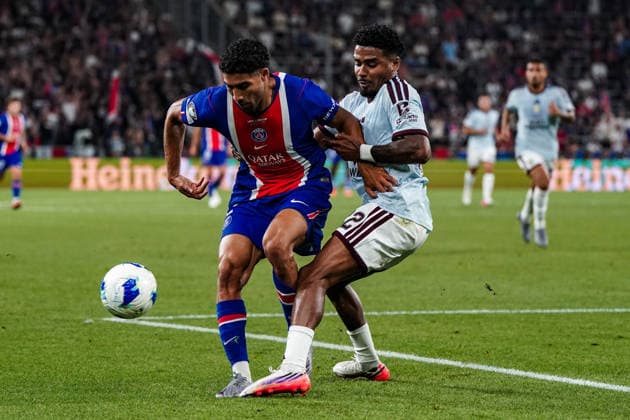 Fussball: Österreich: UEFA Super Cup 2025 2026 - Finale, 12.08.2026 - Paris Saint-Germain (Frankreich) vs. Aston Villa (England) - Stadion Salzburg (Salzburg, Österreich); Achraf Hakimi (PSG), Ian Maatsen (Aston Villa) *** Soccer Austria UEFA Super Cup 2025 2026 Final, August 12, 2026 Paris Saint-Germain (France) vs. Aston Villa (England) Salzburg Stadium, Salzburg, Austria Achraf Hakimi (PSG), Ian Maatsen (Aston Villa) Copyright: xLUKAxKOLANOVICx