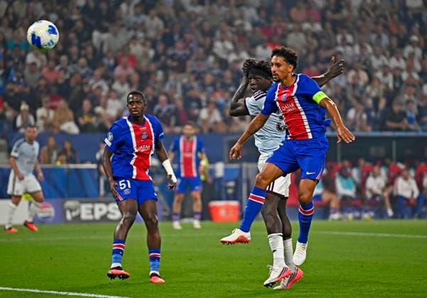 12.08.2026, Fussball UEFA-Supercup 2026: Finale in Salzburg (Österreich), Paris St. Germain - Aston Villa, in der Red Bull Arena (Wals bei Salzburg). v.l. Willian Pacho (FC Paris Saint-Germain), Brian Madjo (Aston Villa) gegen Marquinhos (FC Paris Saint-Germain) ***DFL and DFB regulations prohibit any use of photographs as image sequences and or quasi-video.*** *** August 12, 2026, Soccer: 2026 UEFA Super Cup Final in Salzburg, Austria; Paris Saint-Germain vs. Aston Villa, at the Red Bull Arena in Wals near Salzburg; featuring Willian Pacho of Paris Saint-Germain, Brian Madjo of Aston Villa vs. Marquinhos of Paris Saint-Germain FC ***DFL and DFB regulations prohibit any use of photographs as image sequences and or quasi-video***