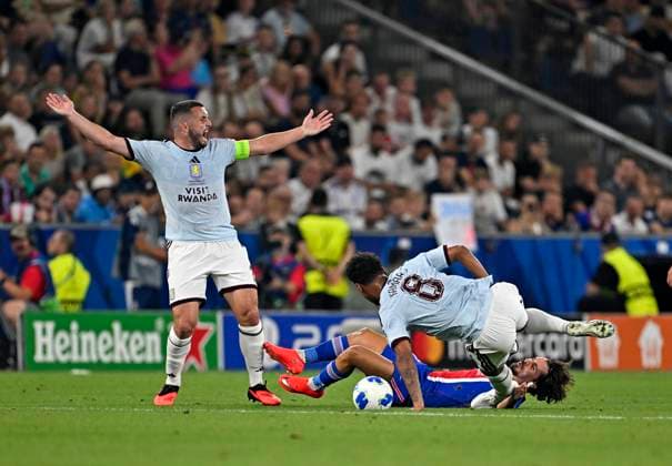 12.08.2026, Fussball UEFA-Supercup 2026: Finale in Salzburg (Österreich), Paris St. Germain - Aston Villa, in der Red Bull Arena (Wals bei Salzburg). v.l. John McGinn (Aston Villa), Vitinha (FC Paris Saint-Germain) und Boubacar Kamara (Aston Villa) ***DFL and DFB regulations prohibit any use of photographs as image sequences and or quasi-video.*** *** August 12, 2026, Soccer: 2026 UEFA Super Cup Final in Salzburg, Austria; Paris Saint-Germain vs. Aston Villa, at the Red Bull Arena in Wals near Salzburg; from left: John McGinn (Aston Villa), Vitinha of Paris Saint-Germain and Boubacar Kamara of Aston Villa ***DFL and DFB regulations prohibit any use of photographs as image sequences and or quasi-video***