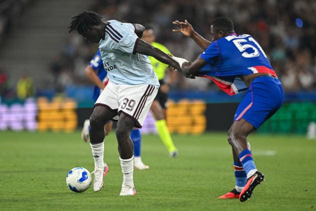 SOCCER - UEFA Super Cup, PSG vs Aston Villa SALZBURG,AUSTRIA,12.AUG.26 - SOCCER - UEFA Super Cup, Paris Saint-Germain vs Aston Villa FC. Image shows Brian Madko (Aston Villa) and Willian Pacho (PSG).  GEPAxpictures xDanielxSchoenherr
