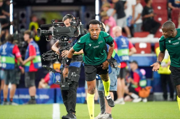 Österreich: Fussball UEFA Super Cup 2026, Finale Paris Saint-Germain vs Aston Villa FC Red Bull Arena (Salzburg), 12. August 2026: Portraitfoto, Portrait, Einzelaufnahme, Porträt Schiedsrichter Omar Artan Mimik, Gesichtsausdruck, Emotion *** Austria Soccer UEFA Super Cup 2026, Final: Paris Saint-Germain vs. Aston Villa FC, Red Bull Arena, Salzburg, August 12, 2026; Portrait photo, portrait, individual shot, portrait of referee Omar Artan; facial expression, emotion Copyright: xAymanxAlahmedx
