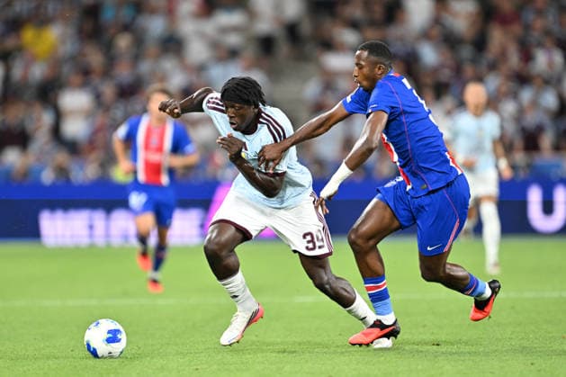 PSG v Aston Villa - UEFA Super Cup SALZBURG, AUSTRIA - AUGUST 12: Willian Pacho (R) of Paris Saint-Germain and Brian Madjo (L) of Aston Villa battle for the ball during UEFA Super Cup football match between PSG and Aston Villa at Red Bull Arena (Stadion Salzburg) in Salzburg, Austria on August 12, 2026. Isa Terli Anadolu Salzburg Austria. Editorial use only. Please get in touch for any other usage.  Copyright: x2026xAnadoluxIsaxTerlix