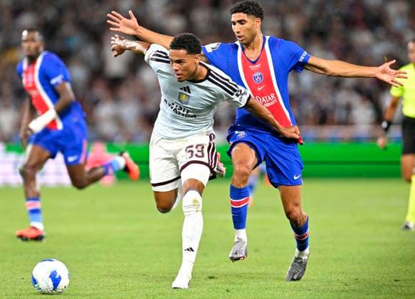 12.08.2026, Fussball UEFA-Supercup 2026: Finale in Salzburg (Österreich), Paris St. Germain - Aston Villa, in der Red Bull Arena (Wals bei Salzburg). v.l. George Hemmings (Aston Villa) gegen Achraf Hakimi (FC Paris Saint-Germain) ***DFL and DFB regulations prohibit any use of photographs as image sequences and or quasi-video.*** *** August 12, 2026, Soccer: 2026 UEFA Super Cup Final in Salzburg, Austria; Paris Saint-Germain vs. Aston Villa, at the Red Bull Arena in Wals near Salzburg. From left: George Hemmings (Aston Villa) vs. Achraf Hakimi (Paris Saint-Germain). ***DFL and DFB regulations prohibit any use of photographs as image sequences and or quasi-video.***