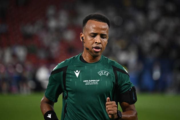IPA87425276 - Referee Omar Abdulkar Artan during the 2026 UEFA Super Cup match between Paris Saint-Germain F.C. and Aston Villa F.C. on August 12, 2026, at the Salzburg Stadion in Salzburg, Austria  Copyright: xVincenzoxOrlando IPAxSportx xx 87425276