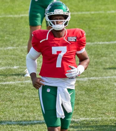 NFL, American Football Herren, USA 2026: NY Jets Training Camp AUG 12 New York Jets quarterback Geno Smith (7) participate during a joint practice with the Tampa Bay Buccaneers during training camp at the Atlantic Health Jets Training Center, Florham Park, New Jersey. Duncan Williams CSM (Credit Image: Duncan Williams Cal Media) Florham Park New Jersey United States EDITORIAL USE ONLY Copyright: xx ZUMA-20260812_zma_c04_020.jpg DuncanxWilliamsx csmphotothree510729