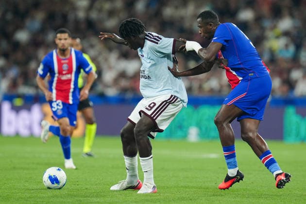 Paris Saint-Germain v Aston Villa - UEFA Super Cup 2026 Brian Madjo of Aston Villa FC competes for the ball with Willian Pacho of Paris Saint-Germain during the UEFA Super Cup Final match between Paris Saint-Germain FC and Aston Villa FC at Salzburg Stadium on August 12, 2026 in Salsburg, Austria Salzburg Salzburg Stadium Austria Austria Copyright: xGiuseppexMaffiax 260812_USCUPFinal_PSG-AstonVilla_GM_02657