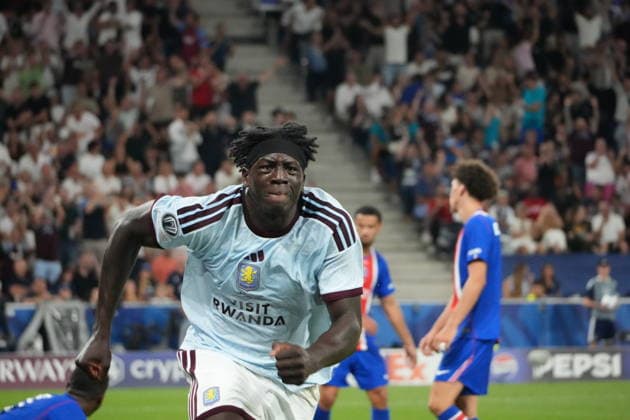Fussball: Österreich: UEFA Super Cup 2026 - Finale, 12.08.2026 - Paris Saint-Germain (PSG - Frankreich) vs. Aston Villa FC (England) - Stadion Salzburg (Salzburg, Österreich); Brian Madjo (Aston Villa FC) mit dem Tor zum 1:1 - Jubel, Torjubel *** Soccer Austria UEFA Super Cup 2026 Final, August 12, 2026 Paris Saint-Germain (PSG) France vs. Aston Villa FC England Salzburg Stadium, Salzburg, Austria Brian Madjo of Aston Villa FC celebrates scoring the goal that tied the game at 1–1, goal celebration Copyright: xLukasxBierederx