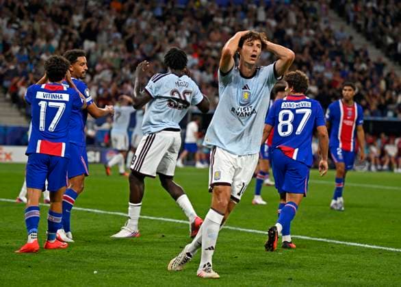 12.08.2026, Fussball UEFA-Supercup 2026: Finale in Salzburg (Österreich), Paris St. Germain - Aston Villa, in der Red Bull Arena (Wals bei Salzburg). Brian Madjo (Aston Villa) und Paul Torres (Aston Villa) schlagen die Hände über dem Kopf zusammen, ***DFL and DFB regulations prohibit any use of photographs as image sequences and or quasi-video.*** *** August 12, 2026, Soccer: 2026 UEFA Super Cup Final in Salzburg, Austria; Paris Saint-Germain vs. Aston Villa, at the Red Bull Arena in Wals near Salzburg. Brian Madjo (Aston Villa) and Paul Torres (Aston Villa) clap their hands above their heads, ***DFL and DFB regulations prohibit any use of photographs as image sequences and or quasi-video***