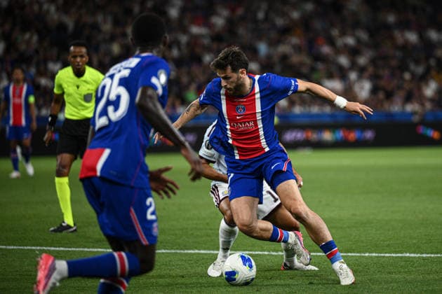 PSG v Aston Villa - UEFA Super Cup SALZBURG, AUSTRIA - AUGUST 12: Khvicha Kvaratskhelia (R) of Paris Saint-Germain in action during UEFA Super Cup football match between PSG and Aston Villa at Red Bull Arena (Stadion Salzburg) in Salzburg, Austria on August 12, 2026. Harun Ozalp Anadolu Salzburg Austria. Editorial use only. Please get in touch for any other usage.  Copyright: x2026xAnadoluxHarunxOzalpx