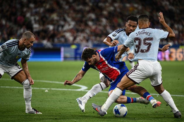 PSG v Aston Villa - UEFA Super Cup SALZBURG, AUSTRIA - AUGUST 12: Khvicha Kvaratskhelia (C) of Paris Saint-Germain in action against Joao Gomes (35) of Aston Villa during UEFA Super Cup football match between PSG and Aston Villa at Red Bull Arena (Stadion Salzburg) in Salzburg, Austria on August 12, 2026. Harun Ozalp Anadolu Salzburg Austria. Editorial use only. Please get in touch for any other usage.  Copyright: x2026xAnadoluxHarunxOzalpx