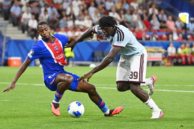 Brian MADJO (Aston Villa), Aktion,Zweikampf gegen Nuno MENDES (PSG). Fussball UEFA Super Cup 2026 Paris Saint Germain (PSG) - Aston Villa am 12.08.2026 Red Bull Arena Salzburg *** Brian MADJO, Aston Villa, in action, tackling Nuno MENDES, PSG, Soccer, UEFA Super Cup 2026, Paris Saint-Germain (PSG) vs. Aston Villa on August 12, 2026, at Red Bull Arena, Salzburg