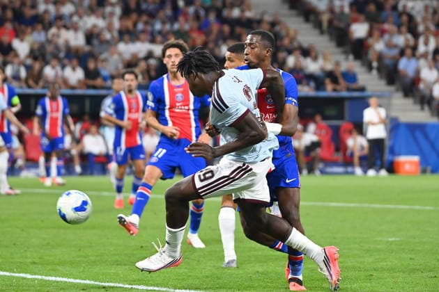 Torr Brian MADJO (Aston Villa) zum 1-1, Aktion,Zweikampf gegen Nuno MENDES (PSG) ,Torschuss. Fussball UEFA Super Cup 2026 Paris Saint Germain (PSG) - Aston Villa am 12.08.2026 Red Bull Arena Salzburg *** Goal by Brian MADJO of Aston Villa to make it 1-1, action, tackle against Nuno MENDES of PSG, shot on goal, soccer, 2026 UEFA Super Cup, Paris Saint-Germain (PSG) vs. Aston Villa on August 12, 2026, at Red Bull Arena, Salzburg