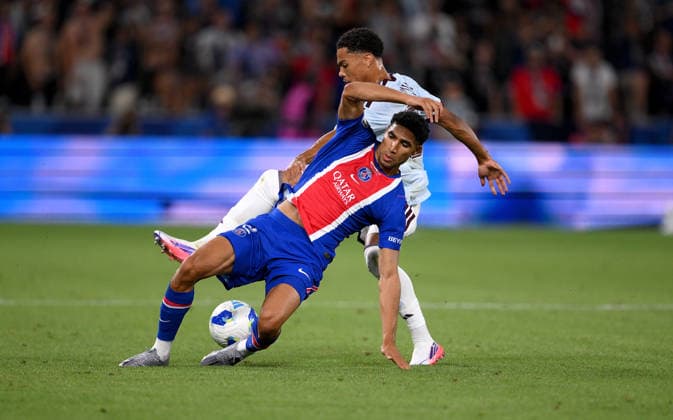 Fussball International UEFA Supercup 2026 in Salzburg 12.08.2026 Paris Saint-Germain - Aston Villa Warren Zaire - Emery (li, Paris Saint-Germain) gegen George Hemmings (re, Aston Villa) *** International Soccer: 2026 UEFA Super Cup in Salzburg, August 12, 2026—Paris Saint-Germain vs. Aston Villa. Warren Zaire Emery (left), Paris Saint-Germain, and George Hemmings (right), Aston Villa