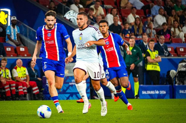 Fussball: Österreich: UEFA Super Cup 2026 - Finale, 12.08.2026 - Paris Saint-Germain (PSG - Frankreich) vs. Aston Villa FC (England) - Stadion Salzburg (Salzburg, Österreich); Emiliano Buendia (Aston Villa FC) mit Khvicha Kvaratskhelia (Paris Saint Germain) und Desire Doue (Paris Saint Germain) *** Soccer Austria UEFA Super Cup 2026 Final, August 12, 2026 Paris Saint-Germain (PSG) France vs. Aston Villa FC England Stadium Salzburg, Salzburg, Austria Emiliano Buendia (Aston Villa FC) with Khvicha Kvaratskhelia (Paris Saint-Germain) and Desire Doue (Paris Saint-Germain) Copyright: xLukasxBierederx