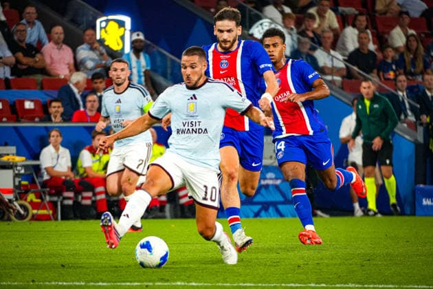 Fussball: Österreich: UEFA Super Cup 2026 - Finale, 12.08.2026 - Paris Saint-Germain (PSG - Frankreich) vs. Aston Villa FC (England) - Stadion Salzburg (Salzburg, Österreich); Emiliano Buendia (Aston Villa FC) mit Khvicha Kvaratskhelia (Paris Saint Germain) und Desire Doue (Paris Saint Germain) *** Soccer Austria UEFA Super Cup 2026 Final, August 12, 2026 Paris Saint-Germain (PSG) France vs. Aston Villa FC England Stadium Salzburg, Salzburg, Austria Emiliano Buendia (Aston Villa FC) with Khvicha Kvaratskhelia (Paris Saint-Germain) and Desire Doue (Paris Saint-Germain) Copyright: xLukasxBierederx