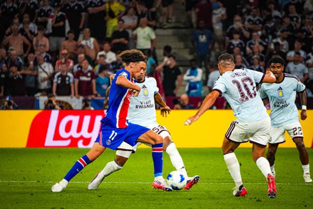 Fussball: Österreich: UEFA Super Cup 2026 - Finale, 12.08.2026 - Paris Saint-Germain (PSG - Frankreich) vs. Aston Villa FC (England) - Stadion Salzburg (Salzburg, Österreich); George Hemmings (Aston Villa FC) mit Maghnes Akliouche (Paris Saint Germain) *** Soccer Austria UEFA Super Cup 2026 Final, August 12, 2026 Paris Saint-Germain (PSG) France vs. Aston Villa FC England Salzburg Stadium, Salzburg, Austria George Hemmings Aston Villa FC with Maghnes Akliouche Paris Saint-Germain Copyright: xLukasxBierederx