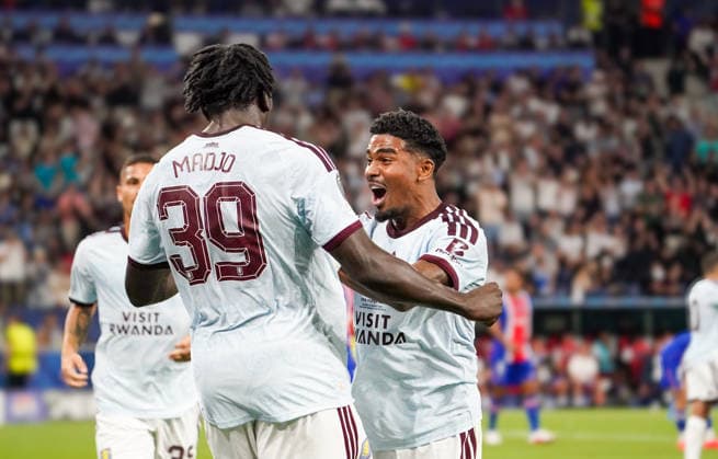 Österreich: Fussball UEFA Super Cup 2026, Finale Paris Saint-Germain vs Aston Villa FC Red Bull Arena (Salzburg), 12. August 2026: Tor und Torjubel zum Brian Madjo (Aston Villa FC, 39) Joao Gomes Joao Gomes (Aston Villa FC, 35) *** Austria Soccer 2026 UEFA Super Cup, Final: Paris Saint-Germain vs. Aston Villa FC, Red Bull Arena, Salzburg, August 12, 2026. Goal and goal celebration by Brian Madjo (Aston Villa FC), 39; Joao Gomes (Aston Villa FC), 35 Copyright: xAymanxAlahmedx