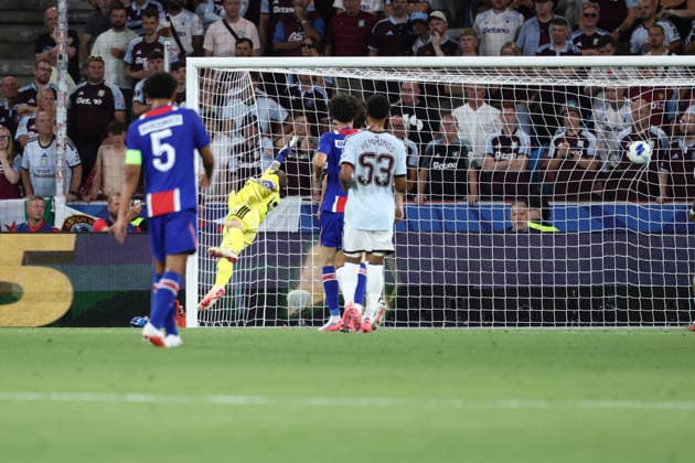 Khvicha Kvaratskhelia of PSG scores the goal of 1-0 during the 2026 Super Cup Final football match between Paris Saint Germain and Aston Villa at Salzburg stadium in Salzburg (Austria), August 12th, 2026. CesarexPurini