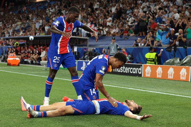 Paris Saint Germain v Aston Villa - UEFA Super Cup - Stadio Salzburg Salzburg, Austria, 12th August 2026. Khvicha Kvaratskhelia of PSG celebrates with team mates Nuno Mendes and Desire Doue after scoring to give the side a 1-0 lead during the Paris Saint Germain vs Aston Villa UEFA Super Cup match at Stadion Salzburg, Salzburg. Picture credit should read: Jonathan Moscrop Salzburg Stadion Salzburg Austria