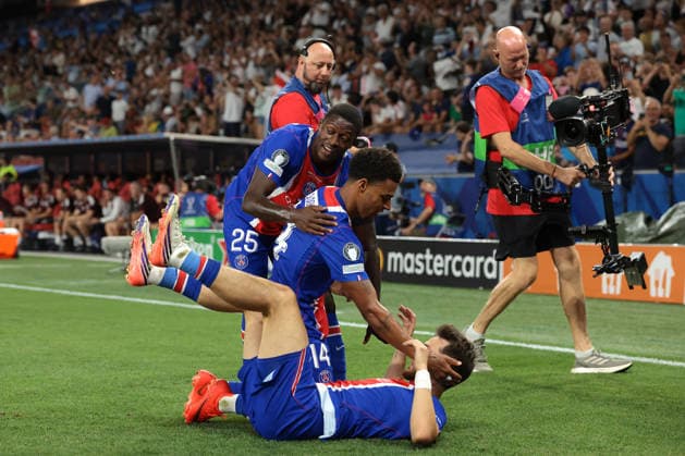 Paris Saint Germain v Aston Villa - UEFA Super Cup - Stadio Salzburg Salzburg, Austria, 12th August 2026. Khvicha Kvaratskhelia of PSG celebrates with team mates Nuno Mendes and Desire Doue after scoring to give the side a 1-0 lead during the Paris Saint Germain vs Aston Villa UEFA Super Cup match at Stadion Salzburg, Salzburg. Picture credit should read: Jonathan Moscrop Salzburg Stadion Salzburg Austria