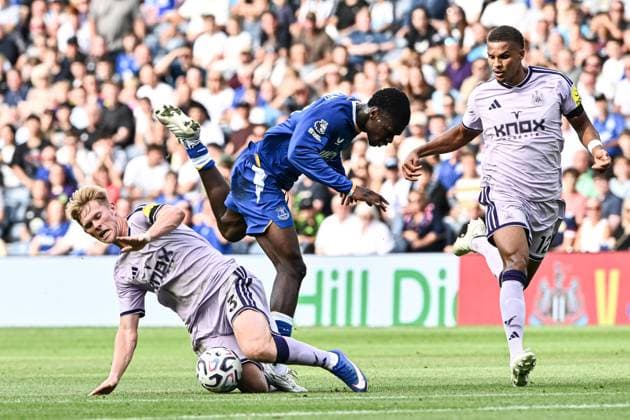 Newcastle United v Everton Pre-Season Friendly Lewis Hall of Newcastle United and Thierno Barry of Everton during the Pre-Season Friendly match at Scottish Gas Murrayfield Stadium, Edinburgh 12 08 2026 UK Newspapers OUT Copyright: xJamiexJohnstonx FIL-23757-0229