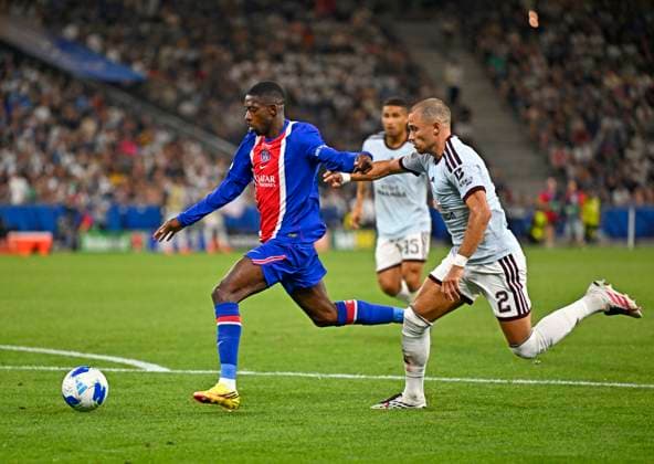 12.08.2026, Fussball UEFA-Supercup 2026: Finale in Salzburg (Österreich), Paris St. Germain - Aston Villa, in der Red Bull Arena (Wals bei Salzburg). v.l. Ousmane Dembele (FC Paris Saint-Germain) gegen Matty Cash (Aston Villa) ***DFL and DFB regulations prohibit any use of photographs as image sequences and or quasi-video.*** *** August 12, 2026, Soccer: 2026 UEFA Super Cup Final in Salzburg, Austria, Paris Saint-Germain vs. Aston Villa, at the Red Bull Arena in Wals near Salzburg; from left: Ousmane Dembélé (Paris Saint-Germain) vs. Matty Cash (Aston Villa) ***DFL and DFB regulations prohibit any use of photographs as image sequences and or quasi-video***