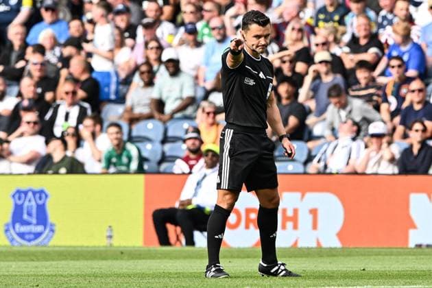 Newcastle United v Everton Pre-Season Friendly Referee Nick Walsh points to the penalty spot for Everton during the Pre-Season Friendly match at Scottish Gas Murrayfield Stadium, Edinburgh 12 08 2026 UK Newspapers OUT Copyright: xJamiexJohnstonx FIL-23757-0250