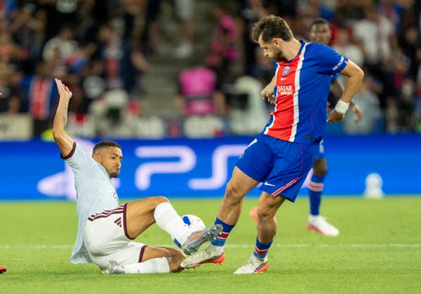 Paris Saint-Germain - Aston Villa Fußball UEFA Supercup Paris Saint-Germain - Aston Villa am 12.08.2026 im Stadion Salzburg in Salzburg Zweikampf zwischen Joao Gomes ( Aston Villa ) und Khvicha Kvaratskhelia ( Paris ) Foto: Marco Bader Salzburg Stadion Salzburg Salzburg Österreich *** Paris Saint-Germain vs. Aston Villa Soccer UEFA Super Cup Paris Saint-Germain vs. Aston Villa on August 12, 2026, at Salzburg Stadium in Salzburg. A duel between Joao Gomes of Aston Villa and Khvicha Kvaratskhelia of Paris. Photo by Marco Bader. Salzburg Stadium, Salzburg, Austria Copyright: xMarcoxBaderx