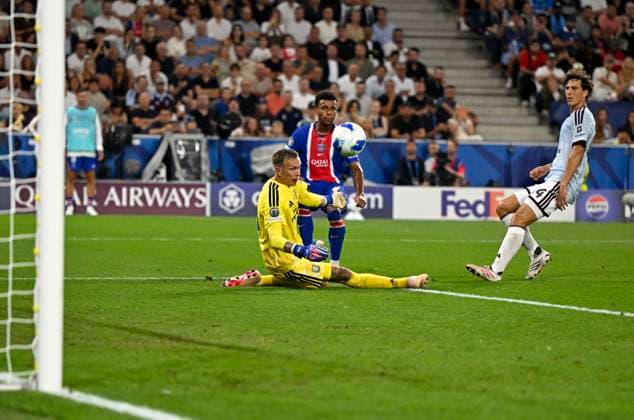 12.08.2026, Fussball UEFA-Supercup 2026: Finale in Salzburg (Österreich), Paris St. Germain - Aston Villa, in der Red Bull Arena (Wals bei Salzburg). Desire Doue (FC Paris Saint-Germain) trifft zum 2:1 gegen Torwart Marco Bizot (Aston Villa) ***DFL and DFB regulations prohibit any use of photographs as image sequences and or quasi-video.*** *** August 12, 2026, Soccer: 2026 UEFA Super Cup Final in Salzburg, Austria, Paris Saint-Germain vs. Aston Villa, at the Red Bull Arena in Wals near Salzburg; Desire Doue of Paris Saint-Germain scores a 2–1 goal against goalkeeper Marco Bizot of Aston Villa ***DFL and DFB regulations prohibit any use of photographs as image sequences and or quasi-video***