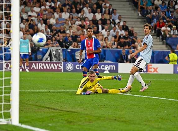 12.08.2026, Fussball UEFA-Supercup 2026: Finale in Salzburg (Österreich), Paris St. Germain - Aston Villa, in der Red Bull Arena (Wals bei Salzburg). Desire Doue (FC Paris Saint-Germain) trifft zum 2:1 gegen Torwart Marco Bizot (Aston Villa) ***DFL and DFB regulations prohibit any use of photographs as image sequences and or quasi-video.*** *** August 12, 2026, Soccer: 2026 UEFA Super Cup Final in Salzburg, Austria, Paris Saint-Germain vs. Aston Villa, at the Red Bull Arena in Wals near Salzburg; Desire Doue of Paris Saint-Germain scores a 2–1 goal against goalkeeper Marco Bizot of Aston Villa ***DFL and DFB regulations prohibit any use of photographs as image sequences and or quasi-video***