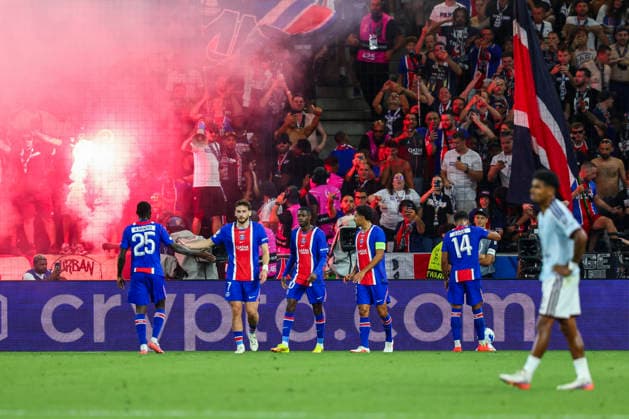SOCCER - UEFA Super Cup, PSG vs Aston Villa SALZBURG,AUSTRIA,12.AUG.26 - SOCCER - UEFA Super Cup, Paris Saint-Germain vs Aston Villa FC. Image shows the rejoicing of scorer Desire Doue (PSG) with his teammates.  GEPAxpictures xDavidxGeieregger