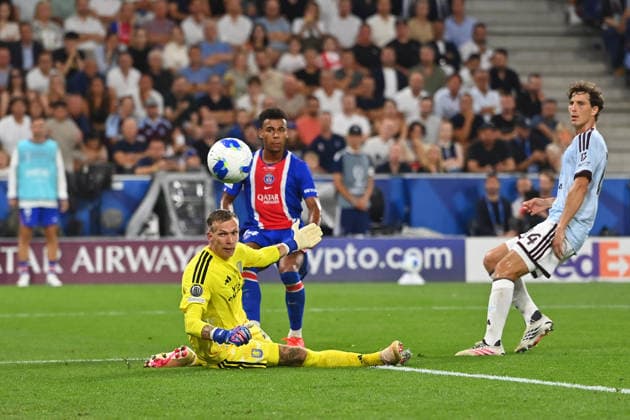 Tor Desire DOUE (PSG) zum 2-1, Aktion,Torschuss gegen Torwart Marco Bizot (Aston Villa) re:Pau TORRES (Aston Villa). Fussball UEFA Super Cup 2026 Paris Saint Germain (PSG) - Aston Villa am 12.08.2026 Red Bull Arena Salzburg Â *** Goal by Desire DOUE (PSG) to make it 2-1, play, shot on goal against goalkeeper Marco Bizot, Aston Villa vs. Pau TORRES, Aston Villa soccer, 2026 UEFA Super Cup, Paris Saint-Germain (PSG) vs. Aston Villa on August 12, 2026, Red Bull Arena, Salzburg Â