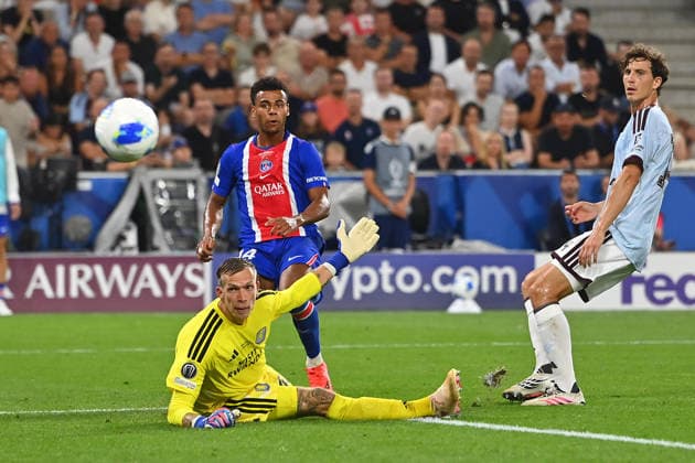 Tor Desire DOUE (PSG) zum 2-1, Aktion,Torschuss gegen Torwart Marco Bizot (Aston Villa) re:Pau TORRES (Aston Villa). Fussball UEFA Super Cup 2026 Paris Saint Germain (PSG) - Aston Villa am 12.08.2026 Red Bull Arena Salzburg Â *** Goal by Desire DOUE (PSG) to make it 2-1, play, shot on goal against goalkeeper Marco Bizot, Aston Villa vs. Pau TORRES, Aston Villa soccer, 2026 UEFA Super Cup, Paris Saint-Germain (PSG) vs. Aston Villa on August 12, 2026, Red Bull Arena, Salzburg Â