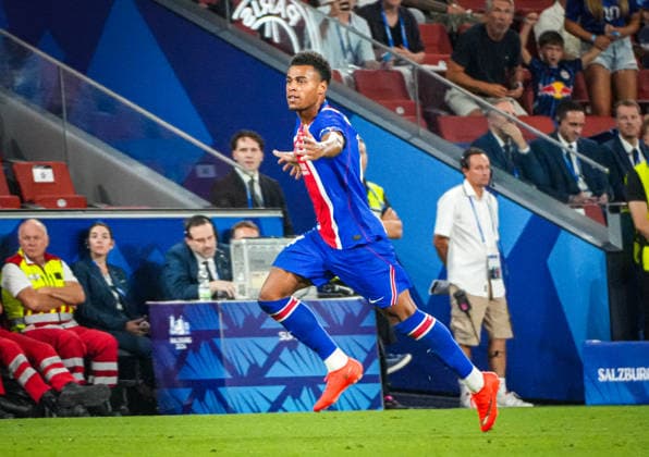 Fussball: Österreich: UEFA Super Cup 2026 - Finale, 12.08.2026 - Paris Saint-Germain (PSG - Frankreich) vs. Aston Villa FC (England) - Stadion Salzburg (Salzburg, Österreich); Desire Doue (Paris Saint Germain) mit dem Tor zum 2:1 - Jubel, Torjubel *** Soccer Austria UEFA Super Cup 2026 Final, August 12, 2026 Paris Saint-Germain (PSG) France vs. Aston Villa FC England Salzburg Stadium, Salzburg, Austria Desire Doue of Paris Saint-Germain celebrates after scoring the goal that made it 2–1, goal celebration Copyright: xLukasxBierederx