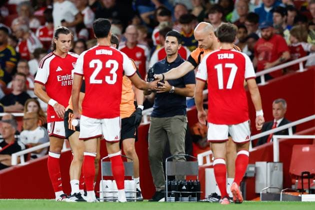Manager Mikel Arteta gives instructions to his team (L to R) Riccardo Calafiori, Mikel Merino, Christos Tzolis Arsenal vs Como, Club Friendlies, Emirates Stadium, London, UK - 12 Aug 2026London Emirates Stadium United Kingdom  Copyright: xMattxImpey Shutterstockx 17068381eu