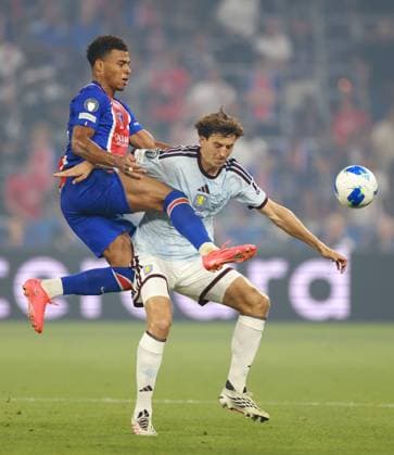 Desire Doue of Paris Saint-Germain and Pau Torres of Aston Villa Paris St Germain v Aston Villa, UEFA Super Cup Final, Football, Red Bull Arena, Salzburg, Austria - 12 Aug 2026Salzburg Red Bull Arena, Austria  Copyright: xJamesxMarsh Shutterstockx 17064758dt
