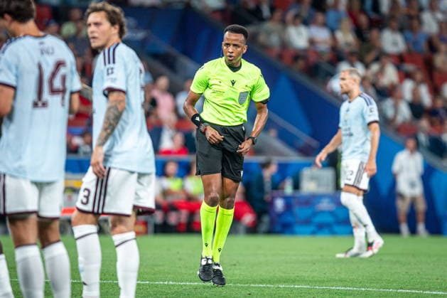 2026.08.12 Salzburg Pilka Nozna, Superpuchar UEFA 2026 PSG - Aston Villa N z sedzia referee Omar Artan Foto Mateusz Porzucek PressFocus 2026.08.12 Salzburg Football, UEFA Super Cup 2026 Paris Saint-Germain F.C. - Aston Villa PSG - Aston Villa sedzia referee Omar Artan Credit: Mateusz Porzucek PressFocus NEWSPIX.PL --- newspix.pl POLAND OUT! 
