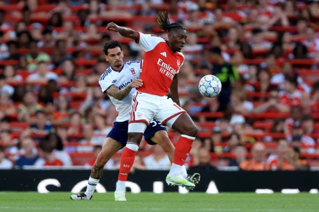 Arsenal FC v Como Calcio - Pre-Season Friendly Lucas Da Cunha of Como Calcio and Eberechi Eze of Arsenal challenge during the pre-season friendly match between Arsenal FC and Como Calcio at Emirates Stadium on August 12, 2026 in London, England. WARNING! This Photograph May Only Be Used For Newspaper And Or Magazine Editorial Purposes. May Not Be Used For Publications Involving 1 player, 1 Club Or 1 Competition Without Written Authorisation From Football DataCo Ltd. For Any Queries, Please Contact Football DataCo Ltd on +44 (0) 207 864 9121 London Emirates Stadium England United Kingdom Copyright: xAllstarxPicturexLibraryxLtdx