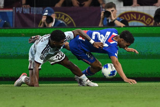 IPA87426844 - Ian Maatsen (Aston Villa F.C.) and Achraf Hakim (Paris Saint-Germain F.C.) during the 2026 UEFA Super Cup match between Paris Saint-Germain F.C. and Aston Villa F.C. on August 12, 2026, at the Salzburg Stadion in Salzburg, Austria  Copyright: xVincenzoxOrlando IPAxSportx xx 87426844
