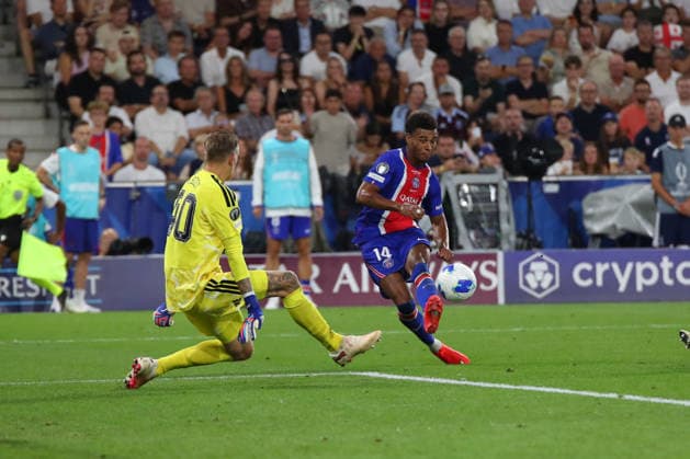 SALZBURG, AUSTRIA - AUGUST 12: Marco Bizot of Aston Villa and Desire Doue of Paris Saint Germain with the goal to 2:1 during the UEFA Super Cup final between PSG and Aston Villa at Stadion Salzburg on August 12, 2026 in Salzburg, Austria.  Copyright: xSeverinxAichbauer SPPx Sportspressphoto_SPR204683