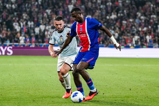 Fussball: Österreich: UEFA Super Cup 2025 2026 - Finale, 12.08.2026 - Paris Saint-Germain (Frankreich) vs. Aston Villa (England) - Stadion Salzburg (Salzburg, Österreich); John McGinn (Aston Villa), Willian Pacho (PSG) *** Soccer Austria UEFA Super Cup 2025–2026 Final, August 12, 2026, Paris Saint-Germain (France) vs. Aston Villa (England), Salzburg Stadium, Salzburg, Austria; John McGinn (Aston Villa), Willian Pacho (PSG) Copyright: xLUKAxKOLANOVICx