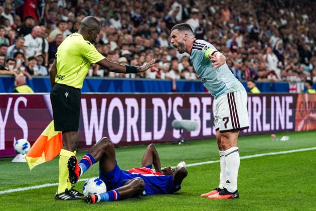 Fussball: Österreich: UEFA Super Cup 2025 2026 - Finale, 12.08.2026 - Paris Saint-Germain (Frankreich) vs. Aston Villa (England) - Stadion Salzburg (Salzburg, Österreich); John McGinn (Aston Villa) diskutiert mit dem Linienrichter *** Soccer Austria UEFA Super Cup 2025–2026 Final, August 12, 2026, Paris Saint-Germain (France) vs. Aston Villa (England), Salzburg Stadium, Salzburg, Austria; John McGinn of Aston Villa argues with the linesman Copyright: xLUKAxKOLANOVICx