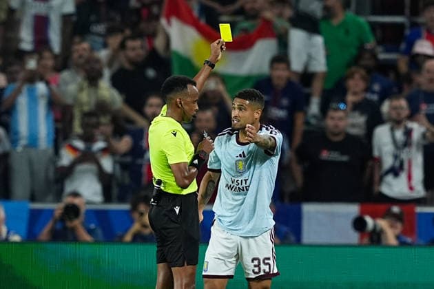 12.08.2026, xydrx, Fußball, UEFA Super Cup, Finale, Paris Saint-Germain - Aston Villa, Saison 2026 2027, Red Bull Arena: Joao Gomes (Aston Villa, 35) diskutier mit Omar Artan (Schiedsrichter) welcher die gelbe Karte zeigt Regulations prohibit any use of photographs as image sequences and or quasi-video. *** August 12, 2026, xydrx, Soccer, UEFA Super Cup, Final, Paris Saint-Germain vs. Aston Villa, 2026–2027 season, Red Bull Arena, João Gomes, Aston Villa, 35, discussing with Omar Artan, the referee who shows the yellow card. Regulations prohibit any use of photographs as image sequences and or quasi-video. Copyright: HMBxMedia YannisxDreimann