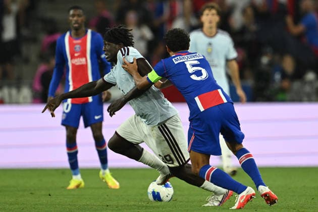 PSG v Aston Villa - UEFA Super Cup SALZBURG, AUSTRIA - AUGUST 12: Marquinhos (5) of Paris Saint-Germain in action against Brian Madjo (39) of Aston Villa during UEFA Super Cup football match between PSG and Aston Villa at Red Bull Arena (Stadion Salzburg) in Salzburg, Austria on August 12, 2026. Harun Ozalp Anadolu Salzburg Austria. Editorial use only. Please get in touch for any other usage.  Copyright: x2026xAnadoluxHarunxOzalpx