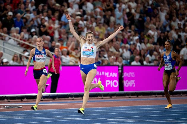 12.08.2026, GBR, Leichtathletik, Europameisterschaft 2026, Morgensession Tag 3, Birmingham Emma Zapletalova ( Slowakei ) jubelt im Ziel über den Sieg und die Gold Medaille, 400 Meter Hürden Damen, Finale Birmingham Alexander Stadium England Großbritannien *** August 12, 2026, GBR, Track and Field, 2026 European Championships, Morning Session, Day 3, Birmingham: Emma Zapletalova of Slovakia celebrates her victory and gold medal at the finish line, Women’s 400-meter hurdles, Final, Alexander Stadium, Birmingham, England, Great Britain Copyright: xNordphoto Memmlerx