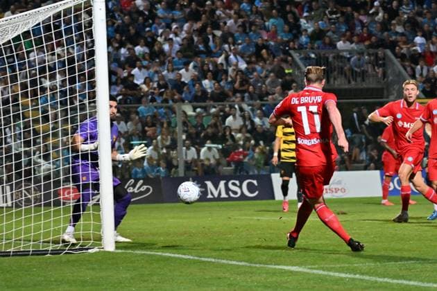Foto IPP Felice De Martino Castel di Sangro (Aq) 12 08 2026 Calcio Partita Amichevole 2026 2027 Napoli - Aris Salonicco Nella foto: Gol di Kevin De Bruyne Italy Photo Press World Copyright Castel di Sangro italy Italia ITALY  Copyright: xR4924_italyphotopressx