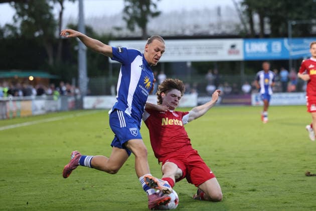 Fußball I Herren I Saison 2026 2027 I Regionalliga Nord I 3.Spieltag I Eintracht Norderstedt - BSV Kickers Emden I 12.08.2026 Matti Tjaden (11, BSV Kickers Emden) Leo Bera (22, FC Eintracht Norderstedt) Norderstedt Edmund Plambeck Stadion Schleswig-Holstein Deutschland *** Soccer I Men s I 2026–2027 Season I Regionalliga Nord I Matchday 3 I Eintracht Norderstedt vs. BSV Kickers Emden I August 12, 2026 Matti Tjaden 11, BSV Kickers Emden Leo Bera 22, FC Eintracht Norderstedt, Edmund Plambeck Stadium, Norderstedt, Schleswig-Holstein, Germany Copyright: xLobeca RalfxHomburgx