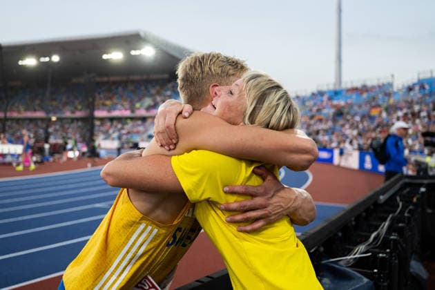 260812 Emil Uhlin of Sweden hugs his mother after competing in men™s decathlon high jump during day 3 of the 2026 European Athletics Championships on August 12, 2026 in Birmingham. Photo: Mathias Bergeld BILDBYRAN kod MB MT1066 friidrott athletics friidrett friidrotts-em em friidretts-em 2026 european athletics championships 3 bbeng celebration jubel *** August 12, 2026: Emil Uhlin of Sweden hugs his mother after competing in the men’s decathlon high jump on Day 3 of the 2026 European Athletics Championships on August 12, 2026 in Birmingham. Photo by Mathias Bergeld, BILDBYRAN, code MB MT1066. track and field, athletics, friidrett, friidrotts em, em, friidretts em 2026, European Athletics Championships, 3, celebration, jubilation  Copyright: MATHIASxBERGELD BB260812MB139