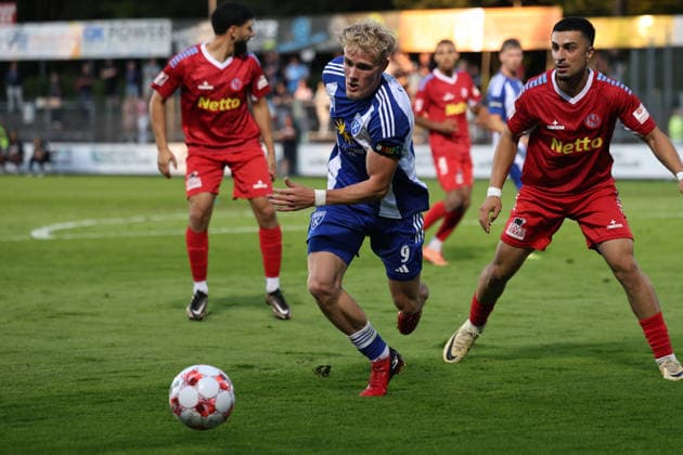 Fußball I Herren I Saison 2026 2027 I Regionalliga Nord I 3.Spieltag I Eintracht Norderstedt - BSV Kickers Emden I 12.08.2026 Theo Schröder (9, BSV Kickers Emden) Norderstedt Edmund Plambeck Stadion Schleswig-Holstein Deutschland *** Soccer I Men s Team I 2026–2027 Season I Regionalliga Nord I Matchday 3 I Eintracht Norderstedt vs. BSV Kickers Emden I August 12, 2026 Theo Schröder 9, BSV Kickers Emden, Edmund Plambeck Stadium, Norderstedt, Schleswig-Holstein, Germany Copyright: xLobeca RalfxHomburgx