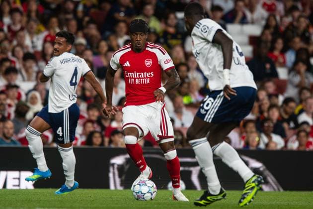 Noni Madueke of Arsenal dribbles at Trevor Chalobah of Como during the Friendly match between Arsenal and Como Arsenal v Como, Preseason Friendly, Football, Emirates Stadium, London - 12 Aug 2026London Emirates Stadium United Kingdom  Copyright: xSeanxTroup Shutterstockx 17064767bi